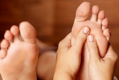 Foot massage Massage des pieds relaxant.